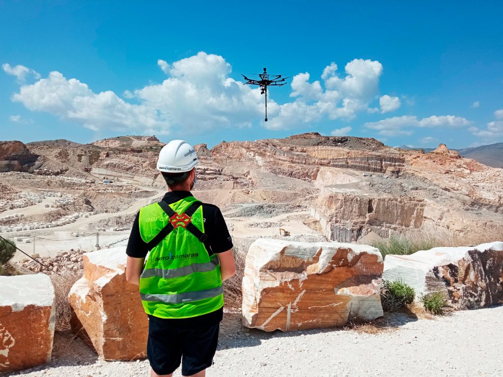 Piloto de dron de aerocamaras realiza un trabajo fotografico en una cantera