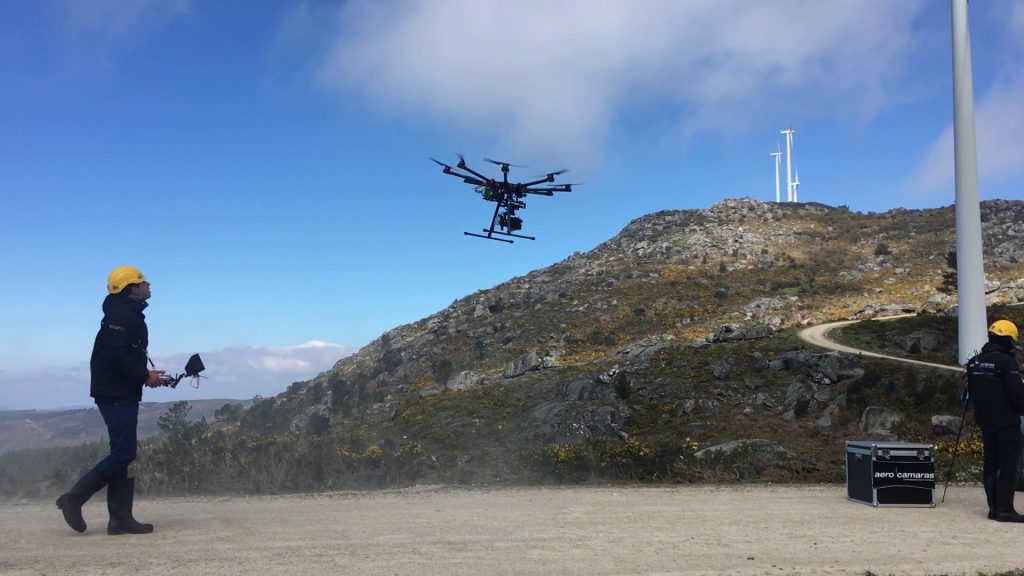 Piloto de dron realizando un trabajo de topografia con aerocamaras en una cantera